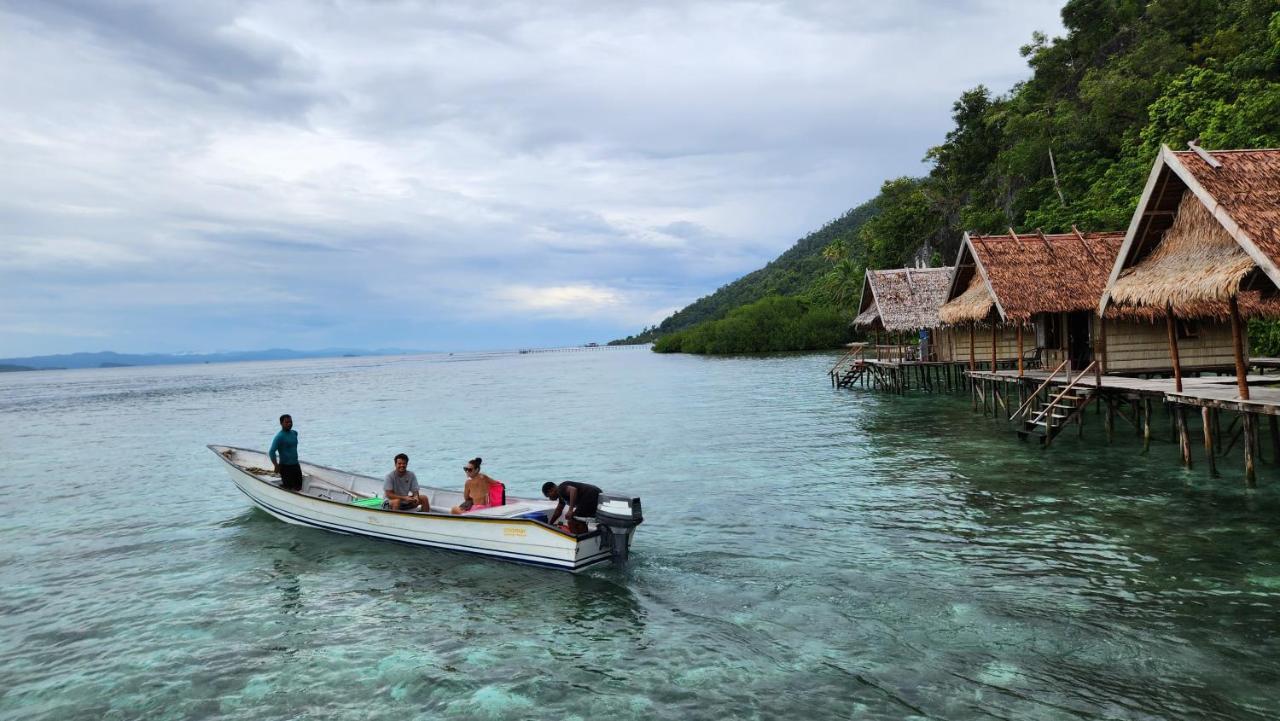 Terimakasih Homestay Pulau Mansuar Exterior photo