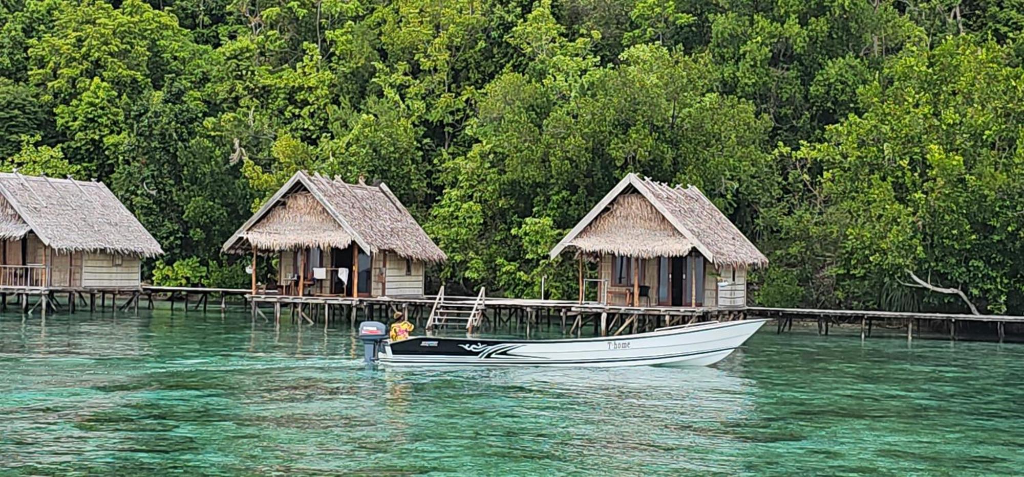 Terimakasih Homestay Pulau Mansuar Exterior photo